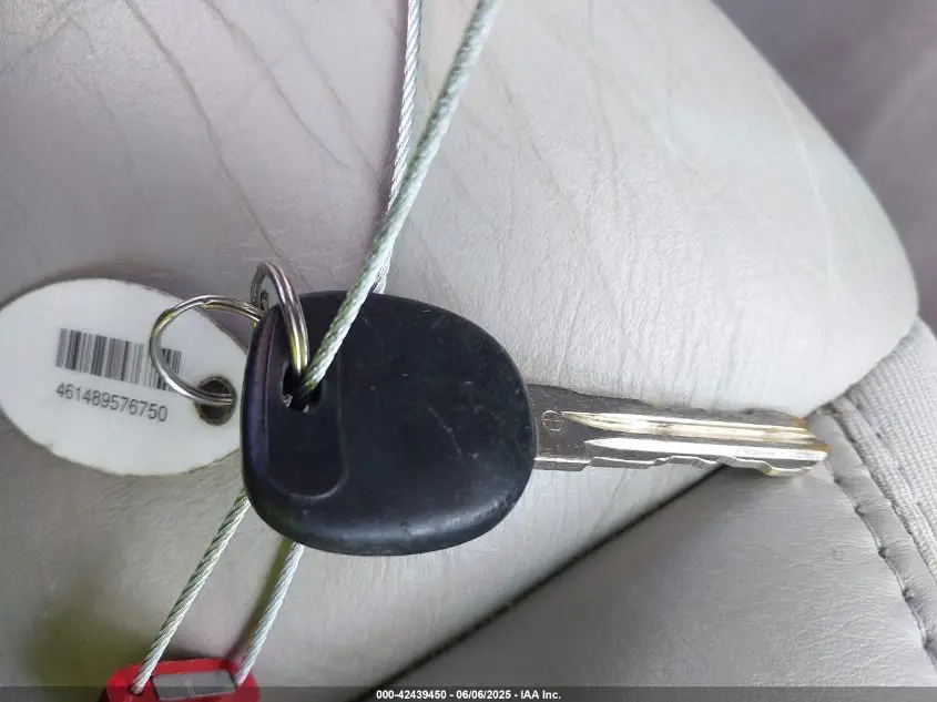 CADILLAC DTS 2010 SILVER Photo 3