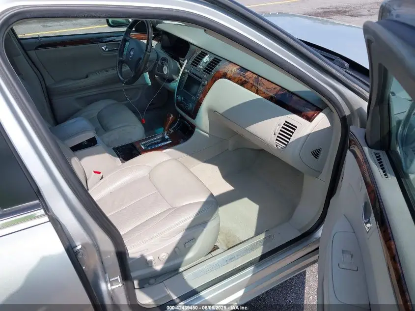 CADILLAC DTS 2010 SILVER Photo 7