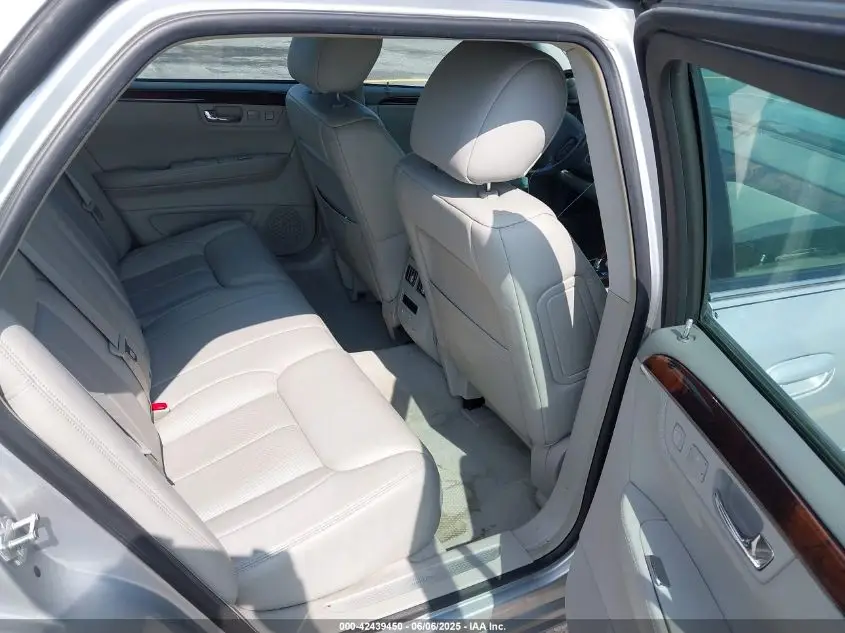 CADILLAC DTS 2010 SILVER Photo 10