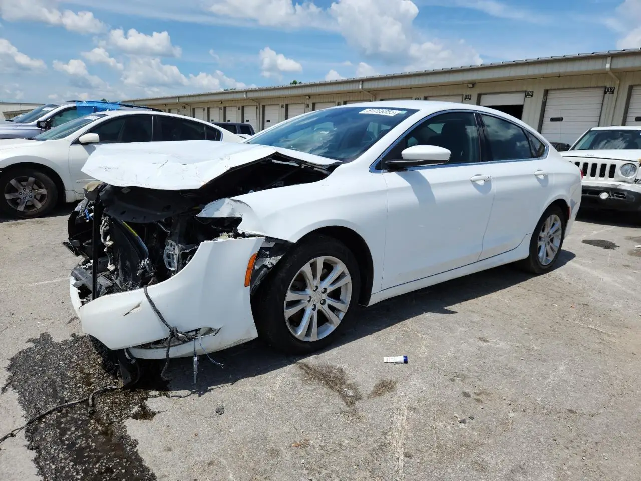 CHRYSLER 200 2015. Lot# 61769355. VIN 1C3CCCAG0FN760186. Photo 1