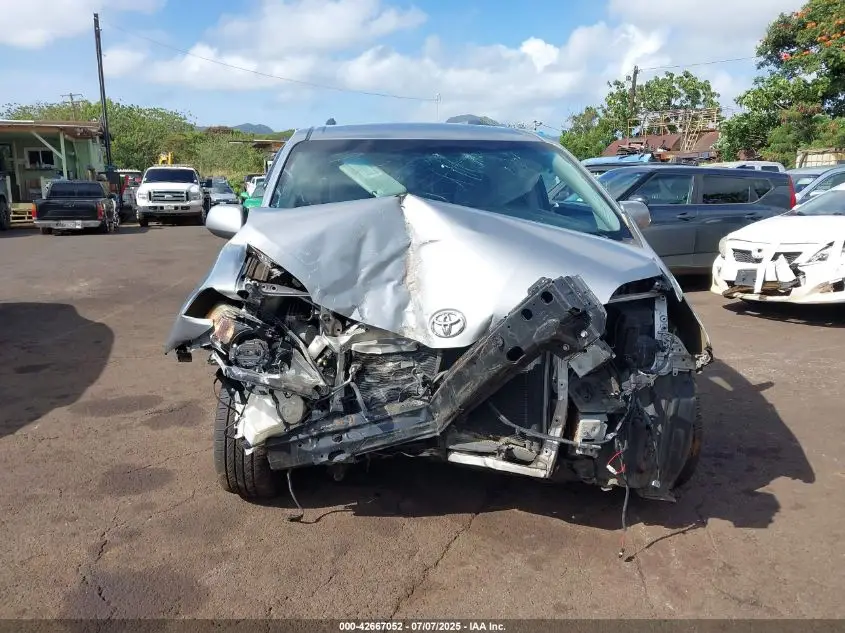 TOYOTA SIENNA 2016  Photo 4