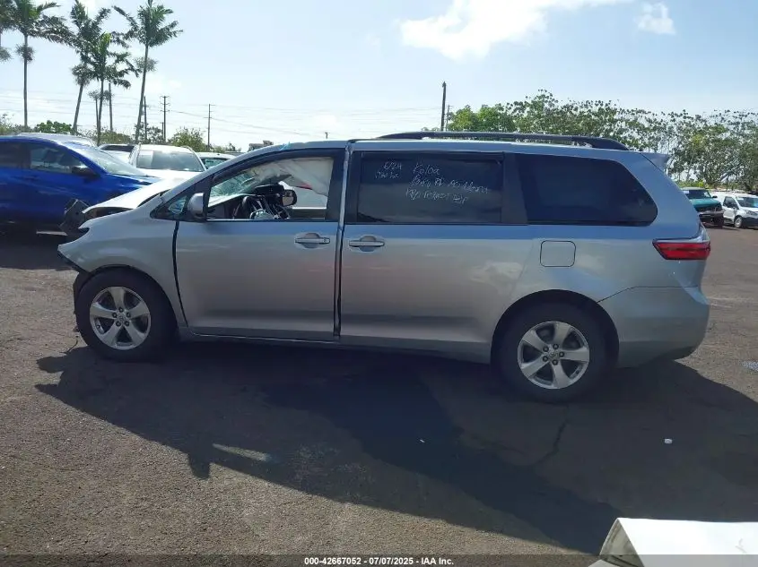 TOYOTA SIENNA 2016  Photo 6