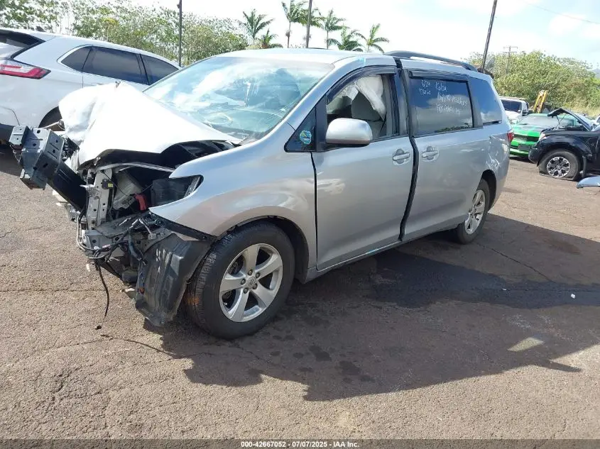 TOYOTA SIENNA 2016  Photo 9