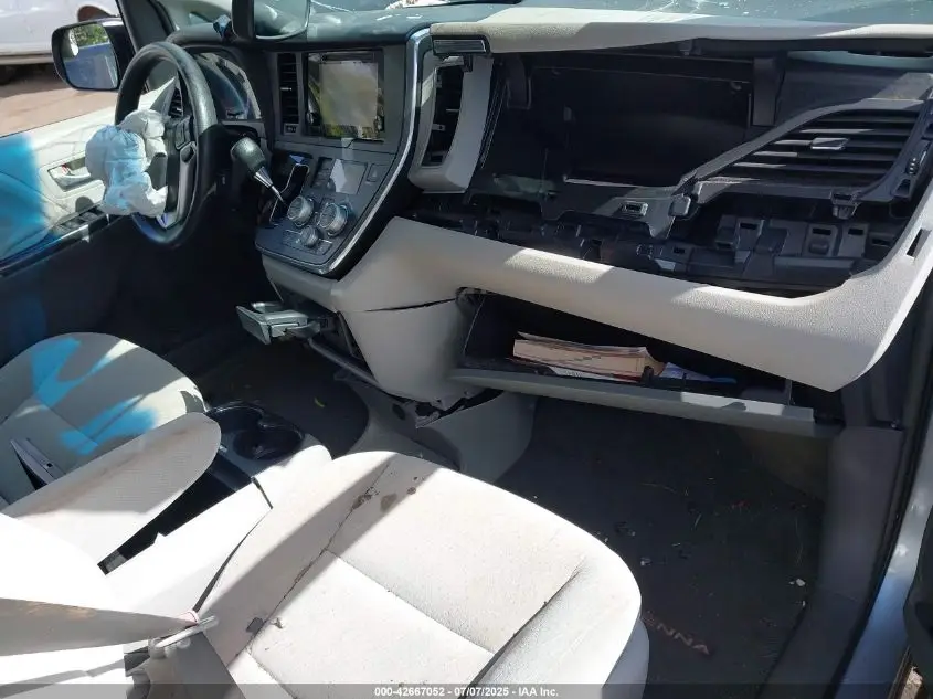 TOYOTA SIENNA 2016  Photo 12