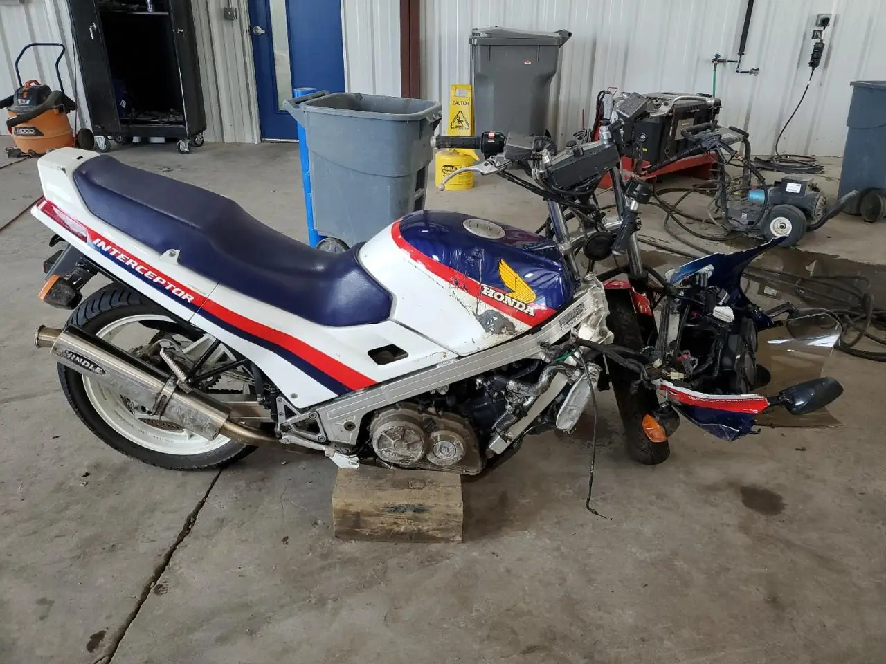 HONDA VFR CYCLE 1986. Lot# 70287655. VIN JH2RC2404GM000789. Photo 1