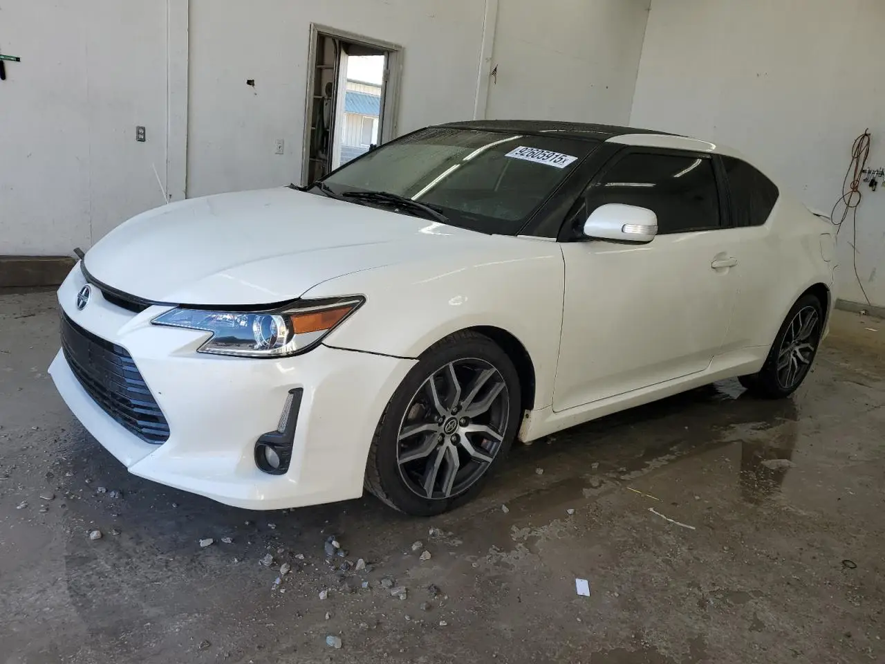 SCION TC 2015. Lot# 92605915. VIN JTKJF5C7XF3092033. Photo 1